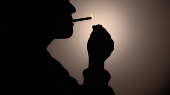 抽烟剪影 男人抽烟思考生活压力大吸烟有害视频素材