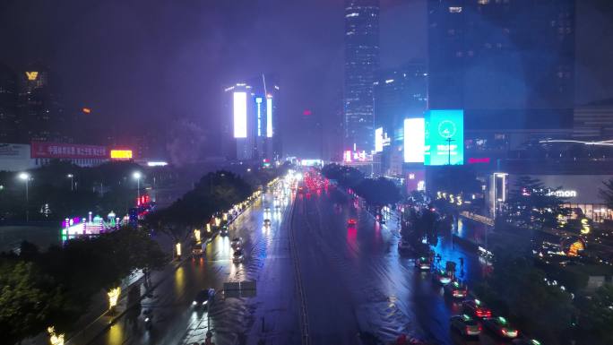 航拍雨雾中的广州天河路车流灯光