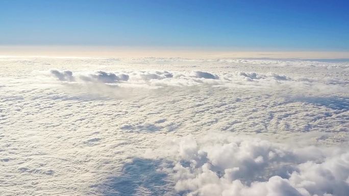 万米高空云层飞机高空飞行