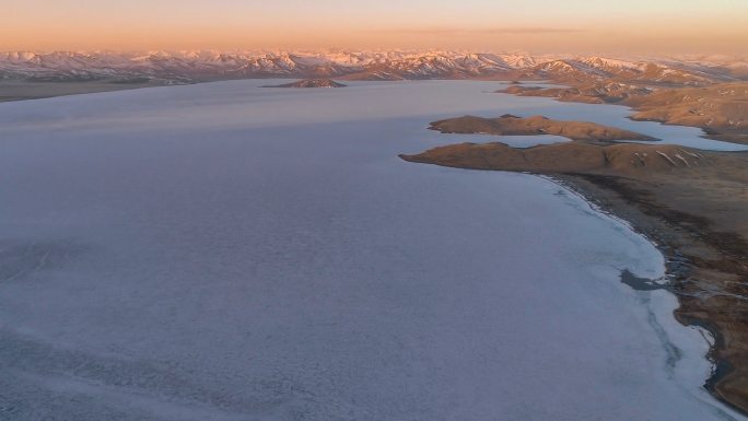 两个半岛突出在结冰的湖面上