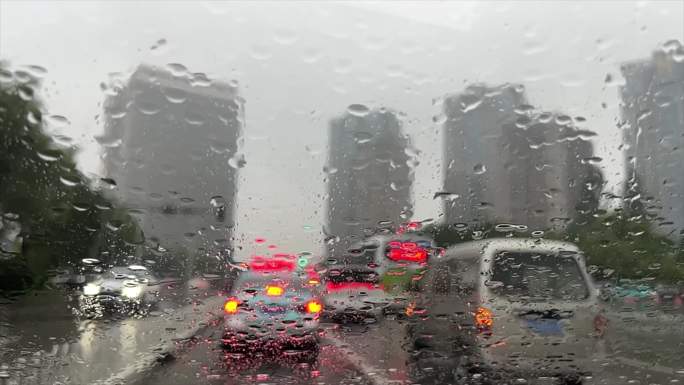 下雨雨天行车