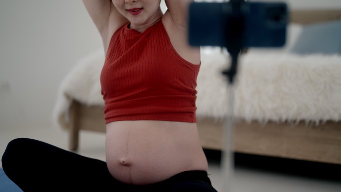 孕妇握紧肌肉学习胎教课怀孕期胎教