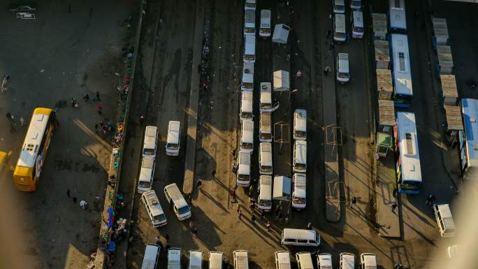 开罗汽车站，埃及延时公交拥挤的客车