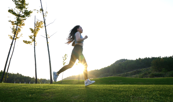 品质生活女孩运动跑步锻炼身体公园环境宜居