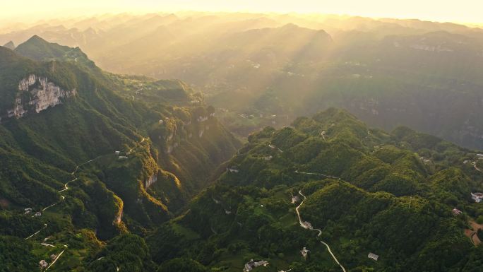 航拍山川峡谷丁达尔效应