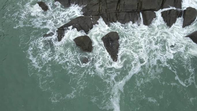 航拍青岛灵山岛海岛海浪礁石