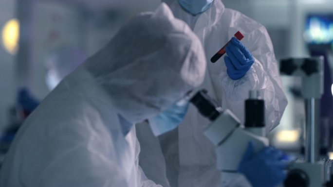 科学家在实验室工作时穿着辐射服的4k视频片段