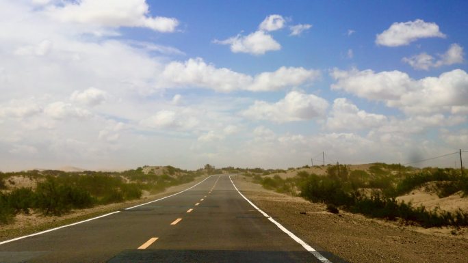 蓝天白云的荒漠公路