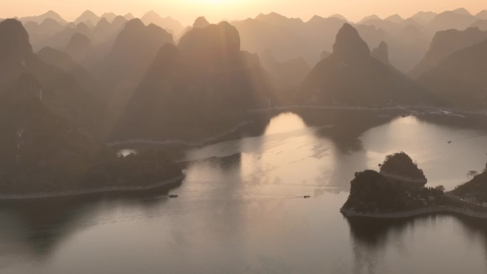 4K航拍大龙湖日照光影