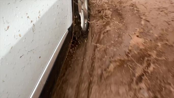 汽车行驶在泥泞路上过水路面