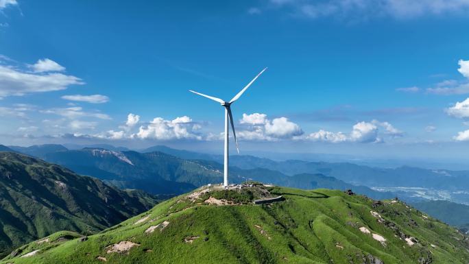4K航拍蓝天白云青山绿水清洁能源风力发电
