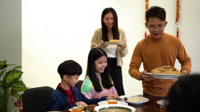 快乐的亚裔华人家庭准备迎接中国新年团圆晚餐