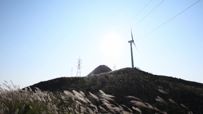 山顶上的风力发电场