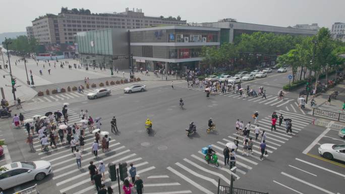 市区繁华街道行人过马路场景