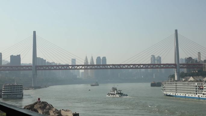 东水门大桥下有轮船驶过 重庆
