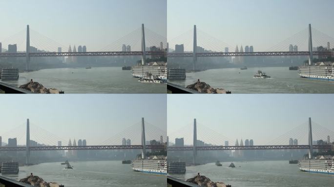 东水门大桥下有轮船驶过 重庆