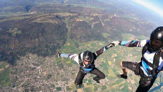 跳伞者在瑞士山区上空翱翔