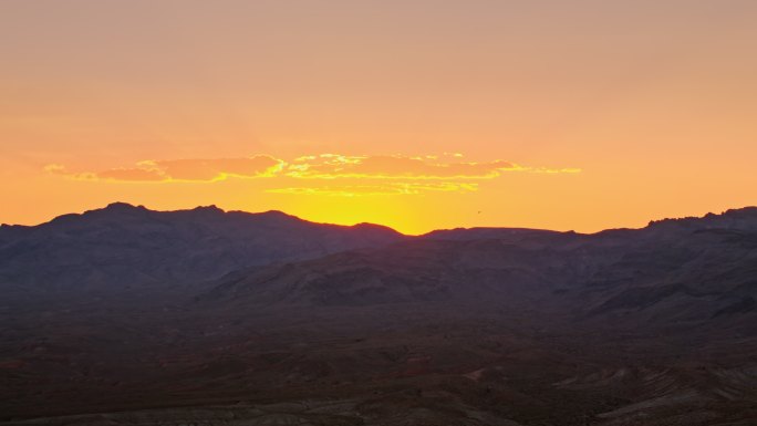 美国内华达州山后日出的空中金光