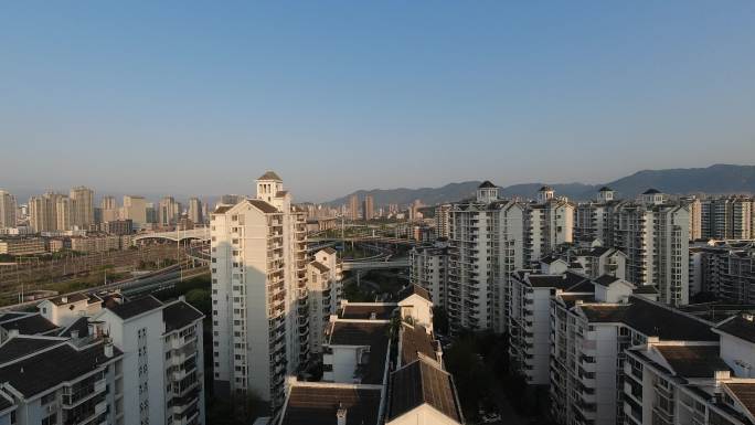 城市住宅区的高角度视图，日出时具有灯光效果。