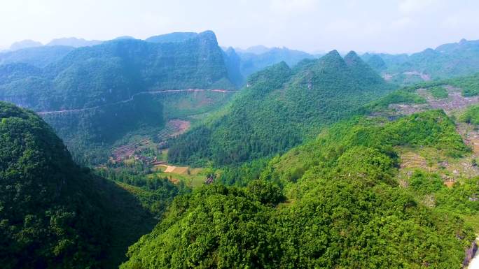 盘山公路 车辆行驶 设备运输 自然风光