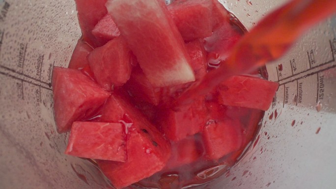 搅拌机中西瓜汁冰沙的慢镜头俯视图
