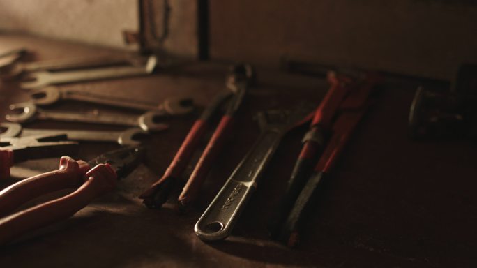 车库里的成套工具，男人在车库里整理他的机械工具，扳手，工具箱