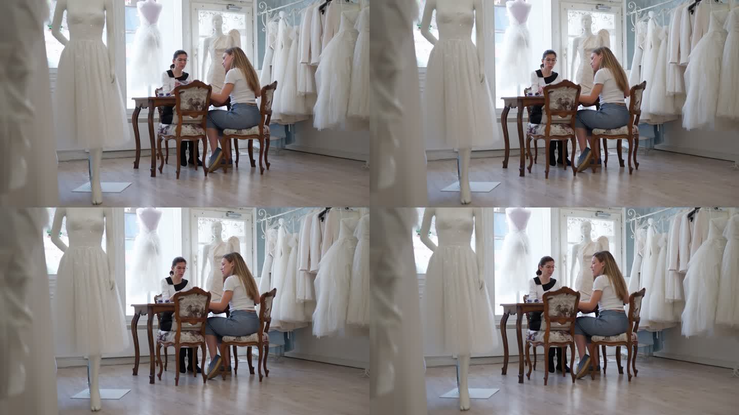 新娘选择婚纱影楼给女人介绍样式款式