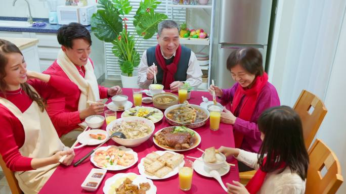 中国年夜饭团圆过年一家人