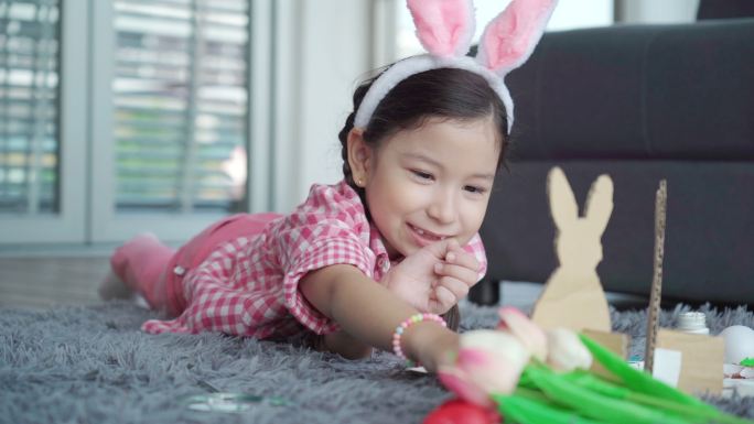 亚洲女孩玩耍、学习、复活节装饰品、家庭教育理念