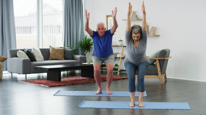 保持健康是关键老年人在家锻炼身体做瑜伽体