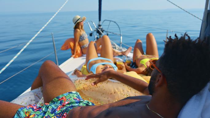 SLO MO人们在海上游艇上放松和日光浴