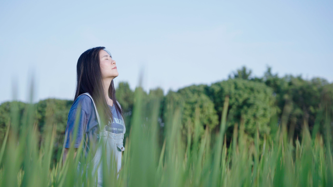 女孩在乡村田野里感受自然4k视频素材