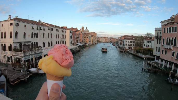 意大利威尼斯大运河手持冰淇淋的视角