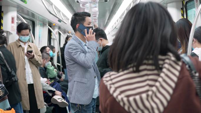 帅气男人地铁里接电话打电话地铁人流