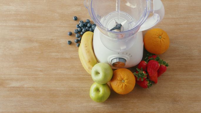 上图特写的水果和厨房木桌上的搅拌机。各种水果用作健康或减肥冰沙的配料。健康饮食和保持健康是一种生活方