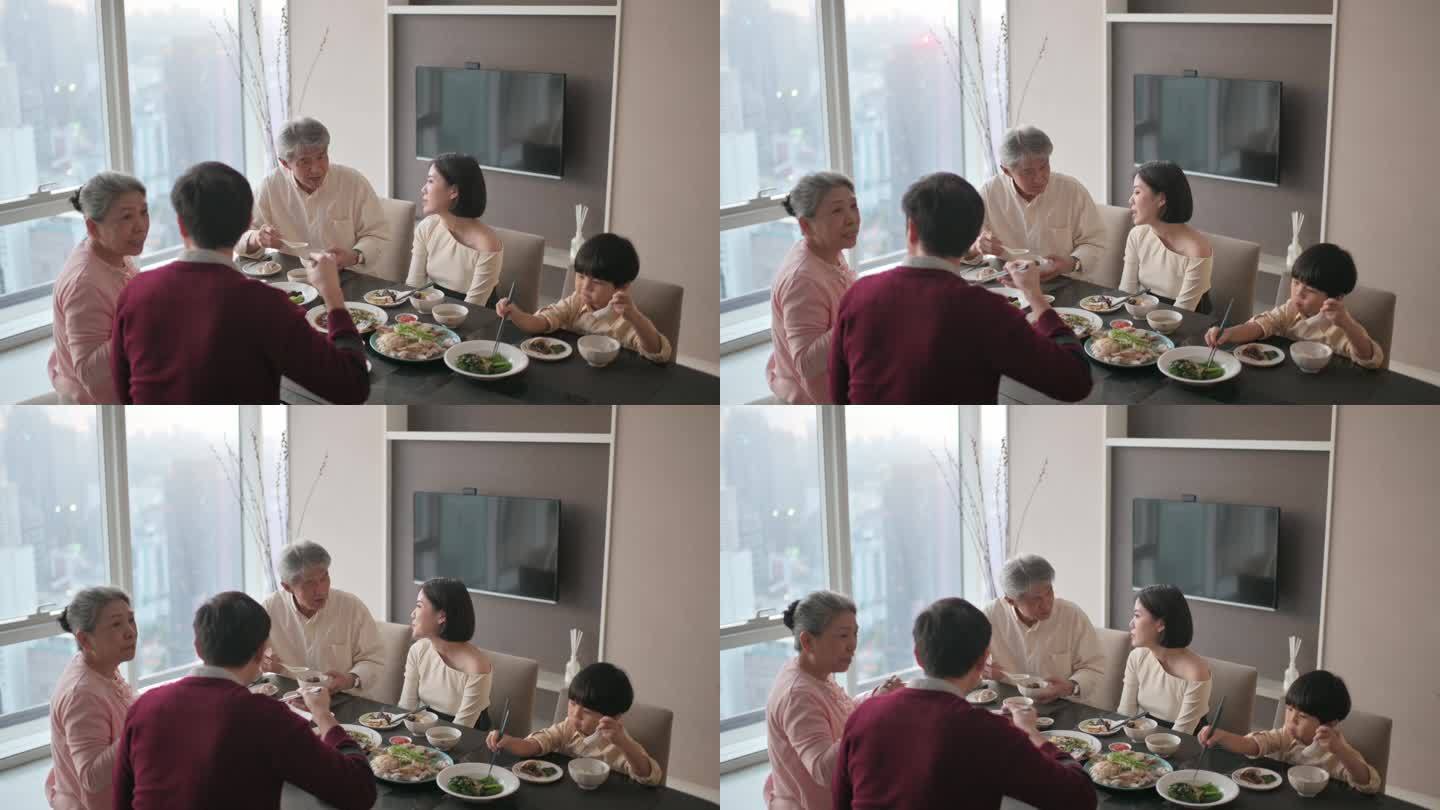 多代中国新年前夕家庭团聚晚餐在公寓