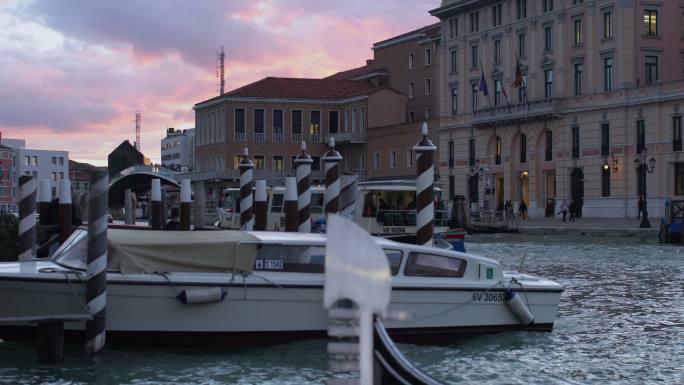 意大利威尼斯大运河和圣玛丽亚·德拉礼堂，意大利威尼斯美丽的绿松石水。