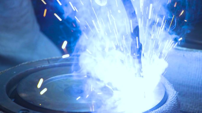 电焊焊接 火花四溅 零件加工 工业生产