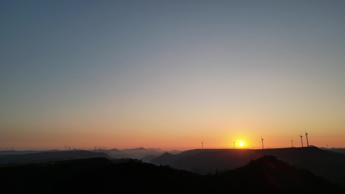 高原风力发电场的日出朝霞
