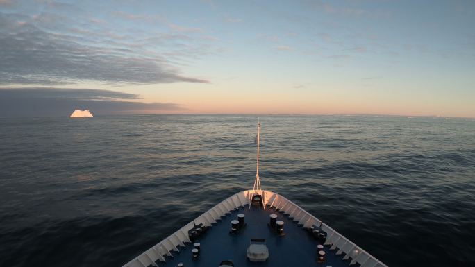 南极洲的船只轮船大海航行海水海面乘风破浪