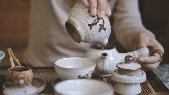 传统制茶-将红茶倒入杯子