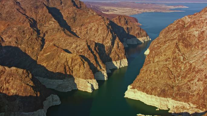 空中博尔德峡谷向美国米德湖开放