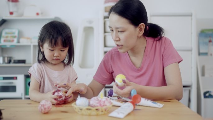 复活节假期妈妈带孩子家长陪伴做手工