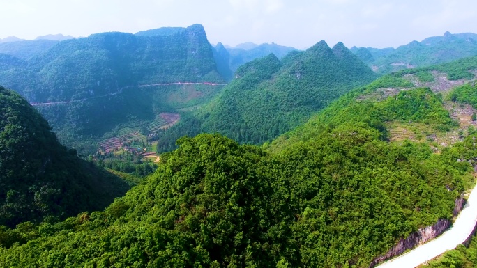 盘山公路 车辆行驶 设备运输 自然风光