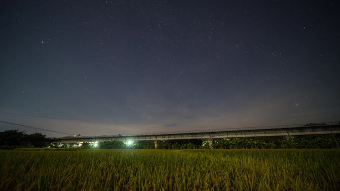 容县地标秋季稻田铁路桥段醉美星空