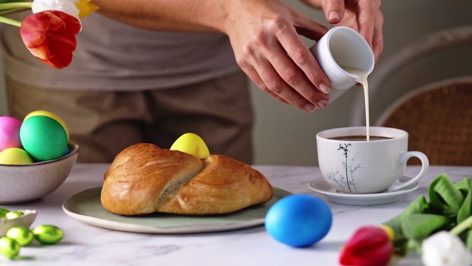 复活节早上，一位女士正在供应早餐的特写镜头