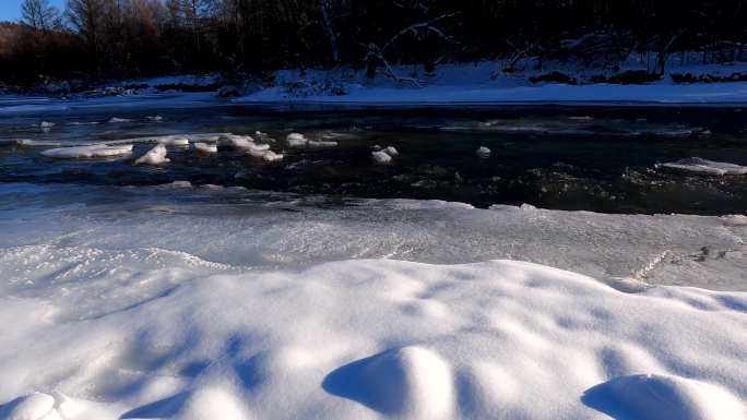 小河溪流雪景