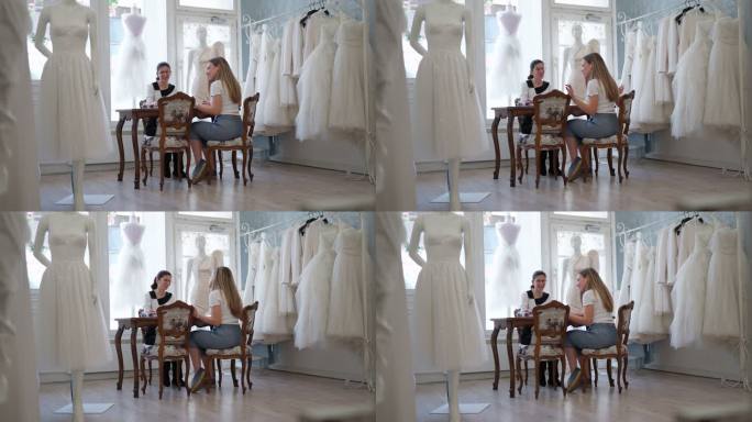 新娘选择婚纱金发美女婚纱服装店挑选婚纱