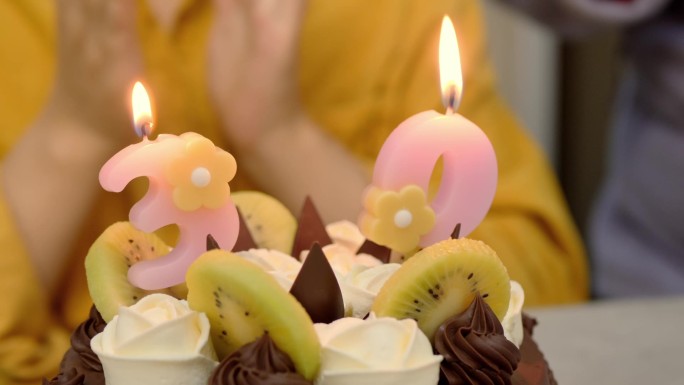 30岁生日蛋糕吹蜡烛