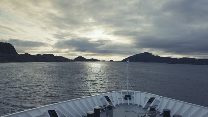 北极水域游船上的生活：狭窄海上通道中的船头
